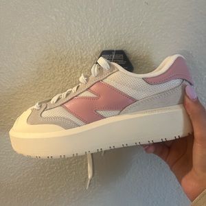 New balance ct302 in color pink women’s 7 1/2